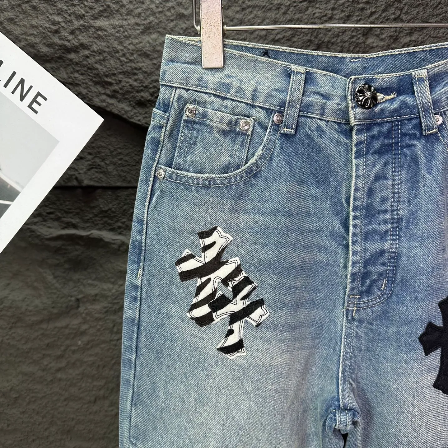 P290 GALLERY DEPT. & Croixin co-branded 2025 new retro zebra print black large cross leather couple's bootcut jeans 🔥High version🔥High version🔥 Top ceiling quality Styles with different wash textures, very friendly to people with thin legs and thick legs, the bootcut version is very flattering leg shape Timeless moderate length, easy to match with casual, basic styling for various styles, a must-have in the wardrobe! The fabric is stiff but also makes the upper body soft without losing texture. The washing process is even more perfect. It is a must-have item for everyone! ! ! Washed wheat, hang tag, pants label, three complete labels, color: blue, size: 28, 30, 32, 34, 36 (five sizes)